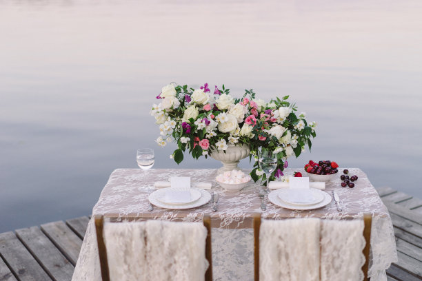 情侣浪漫约会的装饰，或者在河边的木制码头上共进晚餐。图片下载