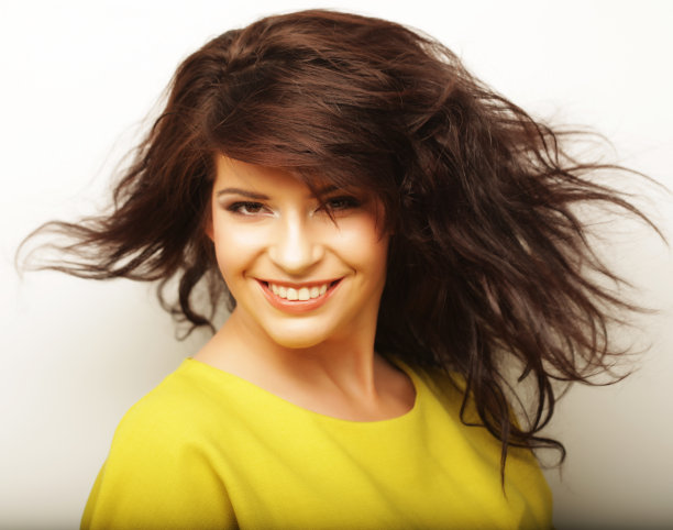 生活方式和人们观念:年轻可爱的微笑卷曲的女孩穿图片下载