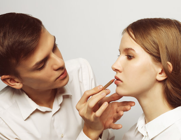 化妆师为年轻女性做专业的化妆图片下载