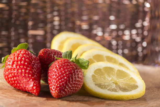 草莓和一片柠檬，夏日午后的茶点图片下载