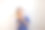 身穿蓝色t恤的4岁男孩正在白色背景的黄色复古手机上聊天图片下载