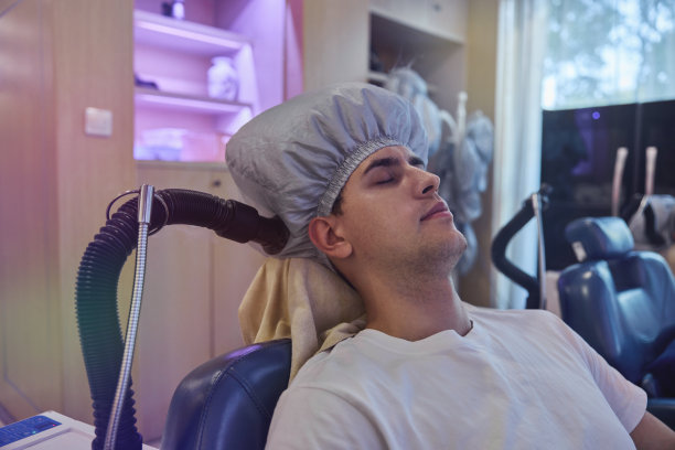 男士正在为头发做蒸汽水合治疗。图片下载