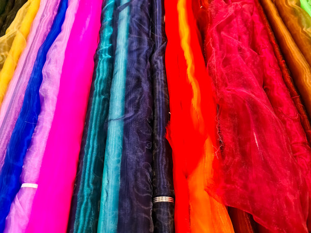 在布料市场上发现的不同颜色的布料和布料的样品。图片下载