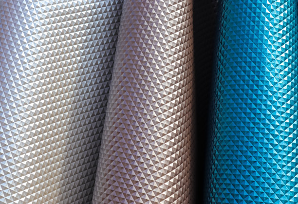 在布料市场上发现的不同颜色的布料和布料的样品。图片下载