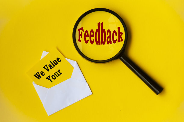 顶视图的文本-我们重视您的反馈在记事本和放大镜。概念上的图片下载