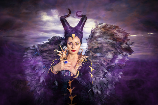 动漫真人秀会话。神奇的人物。有翅膀、角和黄眼睛的仙女。图片下载