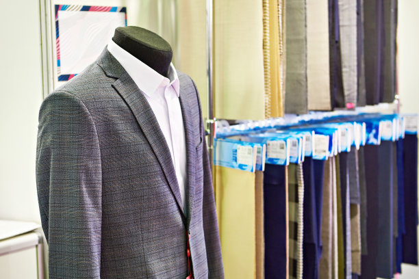 在纺织店里，男士穿西装配衬衫图片下载