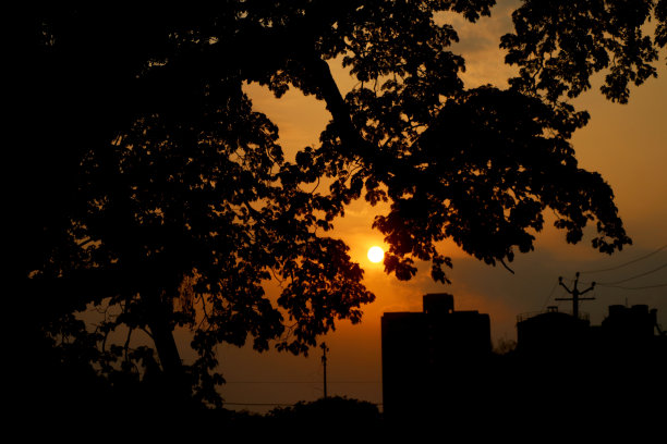 日落景色与黑色和橙色背景的建筑图片下载