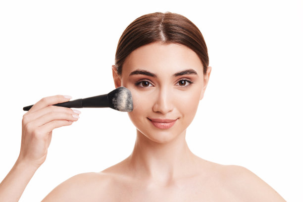 女人用化妆刷涂粉图片下载