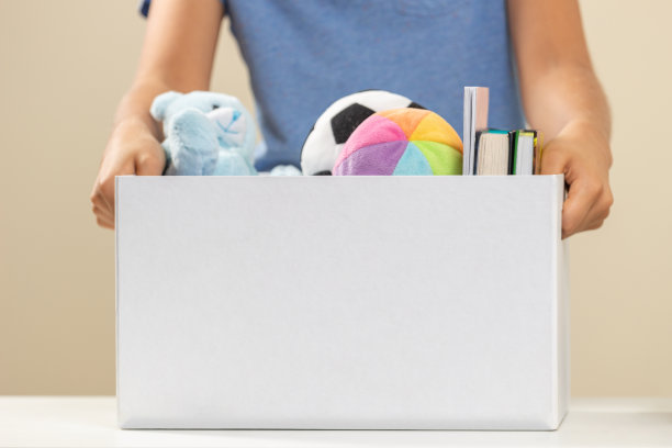 志愿者带着装满玩具、衣服、书籍的捐赠箱图片下载