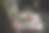 孩子们早上醒得很早。小孩子们在阳光下的床上玩耍跳跃。兄弟姐妹早上在卧室里玩耍图片下载