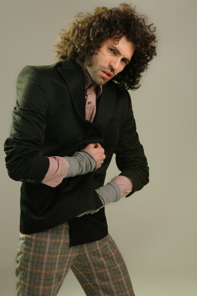 时装模特摆姿势和在工作室戏剧性地表演图片下载