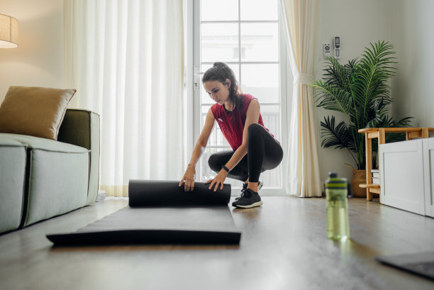 年轻女子在家里练习图片下载