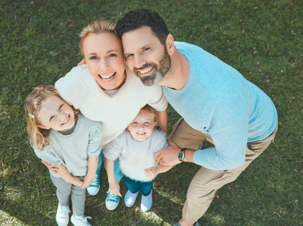 一家人站在院子里的照片图片下载