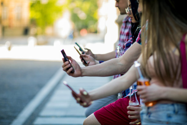 四个人分别发短信。图片下载