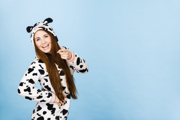 穿着睡衣的女人卡通指点图片下载