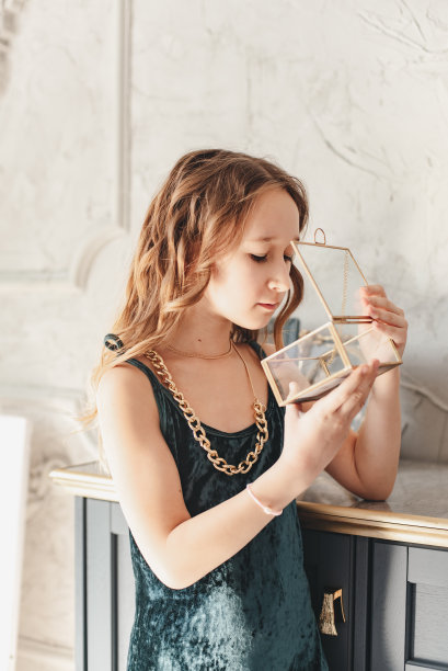手里拿着玻璃盒子的女孩。图片下载