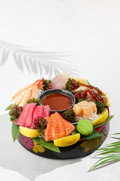 生鲜海鲜:三文鱼、金枪鱼、鳗鱼、鲈鱼、虾、扇贝。传统日本菜——白色底色的生鱼片。新鲜美味加冰，配柠檬、姜和酱汁。图片下载