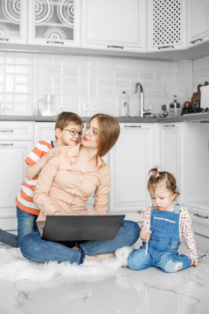 家庭办公室。在线培训课程。自由职业者。休产假。带着孩子的妈妈坐在笔记本电脑前。戴眼镜的女人。图片下载