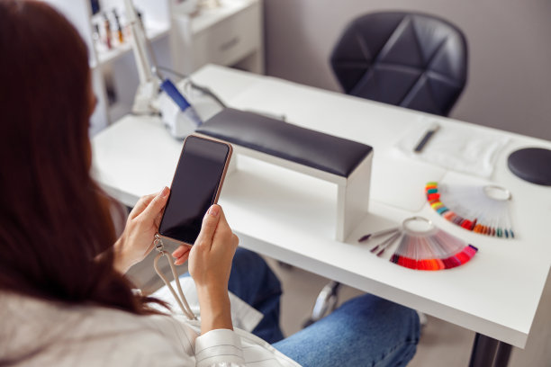 现代女性准备在美甲工作室做美甲图片下载