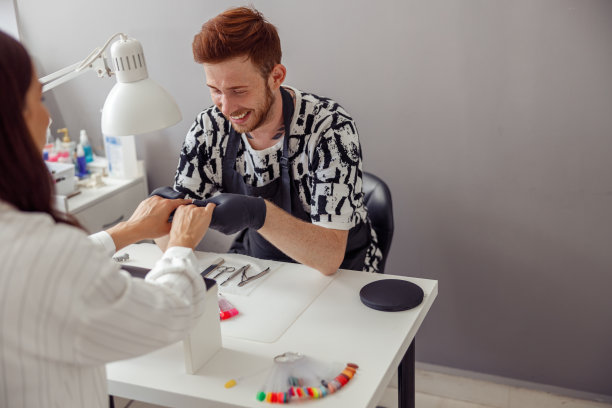 有经验的美甲技师在现代美甲沙龙工作图片下载