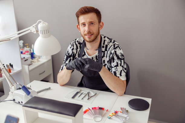 专业美甲师坐在沙龙的工作场所图片下载