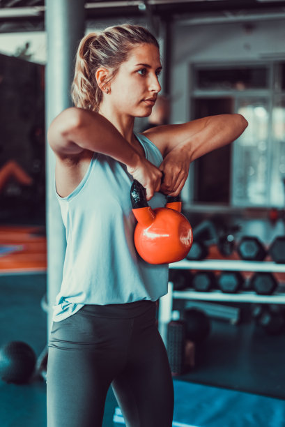 有魅力的女人锻炼，在健身房举重，库存照片图片下载