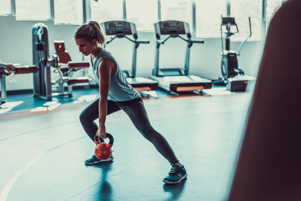 有魅力的女人锻炼，在健身房举重，库存照片图片下载