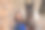 一匹马和一个漂亮的斯拉夫姑娘的特写肖像，背景是冬季森林和一个古老的农场图片下载
