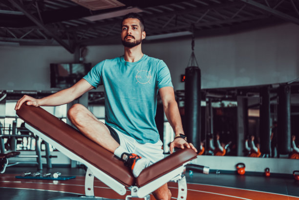 帅哥在健身前伸展腿，库存照片图片下载