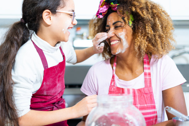 母女一起烘焙蛋糕图片下载