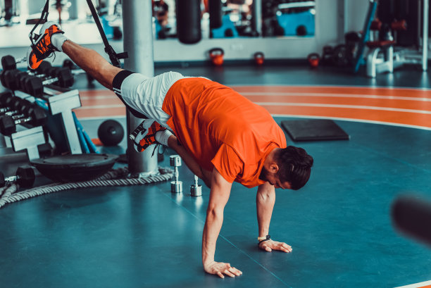 帅哥在健身房倒挂做俯卧撑，库存照片图片下载