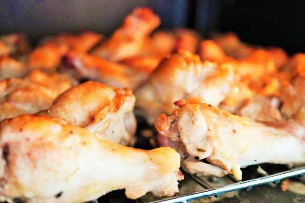 烤架上烤着的鸡翅图片下载
