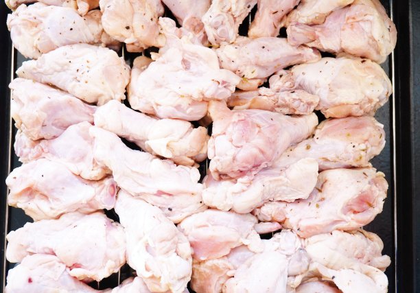 生鸡翅排在烤架上图片下载
