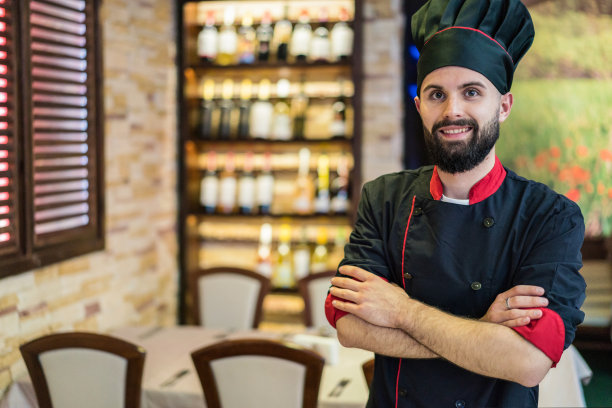 餐厅的年轻厨师图片下载