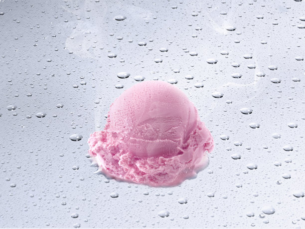 在水滴背景上融化的冰淇淋图片下载