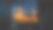年轻帅哥晚上在时尚阁楼公寓打开笔记本电脑。有创意的人穿着舒适的黄色毛衣，戴着耳机。从大窗户看城市。图片下载
