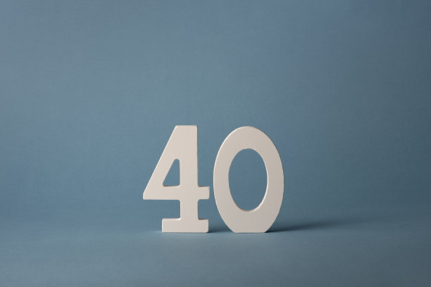 蓝色背景上的白色木制数字40图片下载