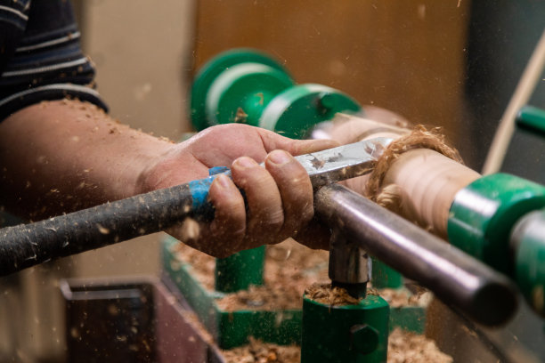 木匠在车床上转动木头的特写图片下载