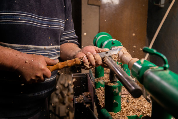 木匠在车床上转动木头的特写图片下载