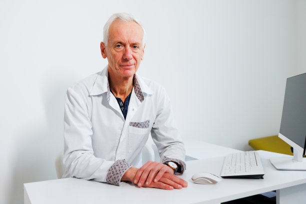 迷人的成熟的肖像医生在办公室工作图片下载