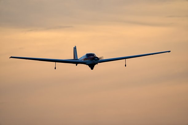 滑翔机在撒哈拉沙尘的血红色天空飞行图片下载