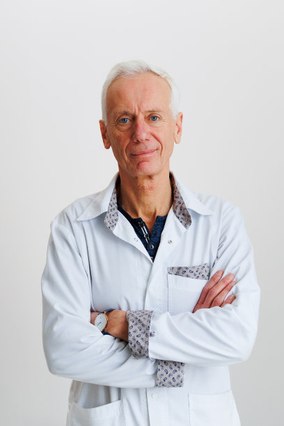 男资深医生看着镜头的肖像图片下载