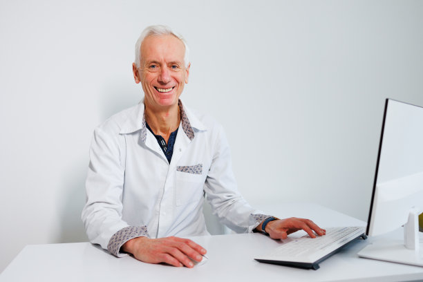 年长医生在办公室的肖像图片下载