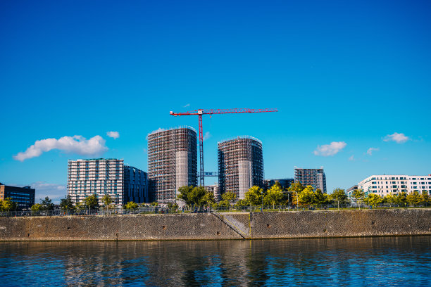 法兰克福美因河边起重机林立的建筑工地，天空晴朗图片下载