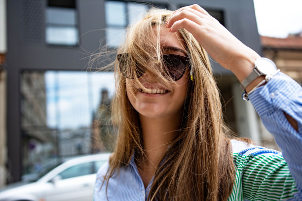 年轻的商人微笑的女人在城市度假图片下载