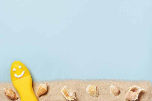 黄色试管带着快乐的防晒脸。防晒防晒化妆品产品创意理念图片下载