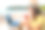 在海滩上使用笔记本电脑的年轻女子Café图片下载