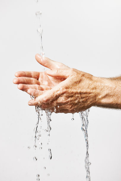 为了卫生，男人洗手时水花四溅图片下载