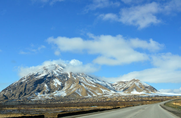 达尔卡其峰和城镇，萨曼干省，阿富汗图片下载